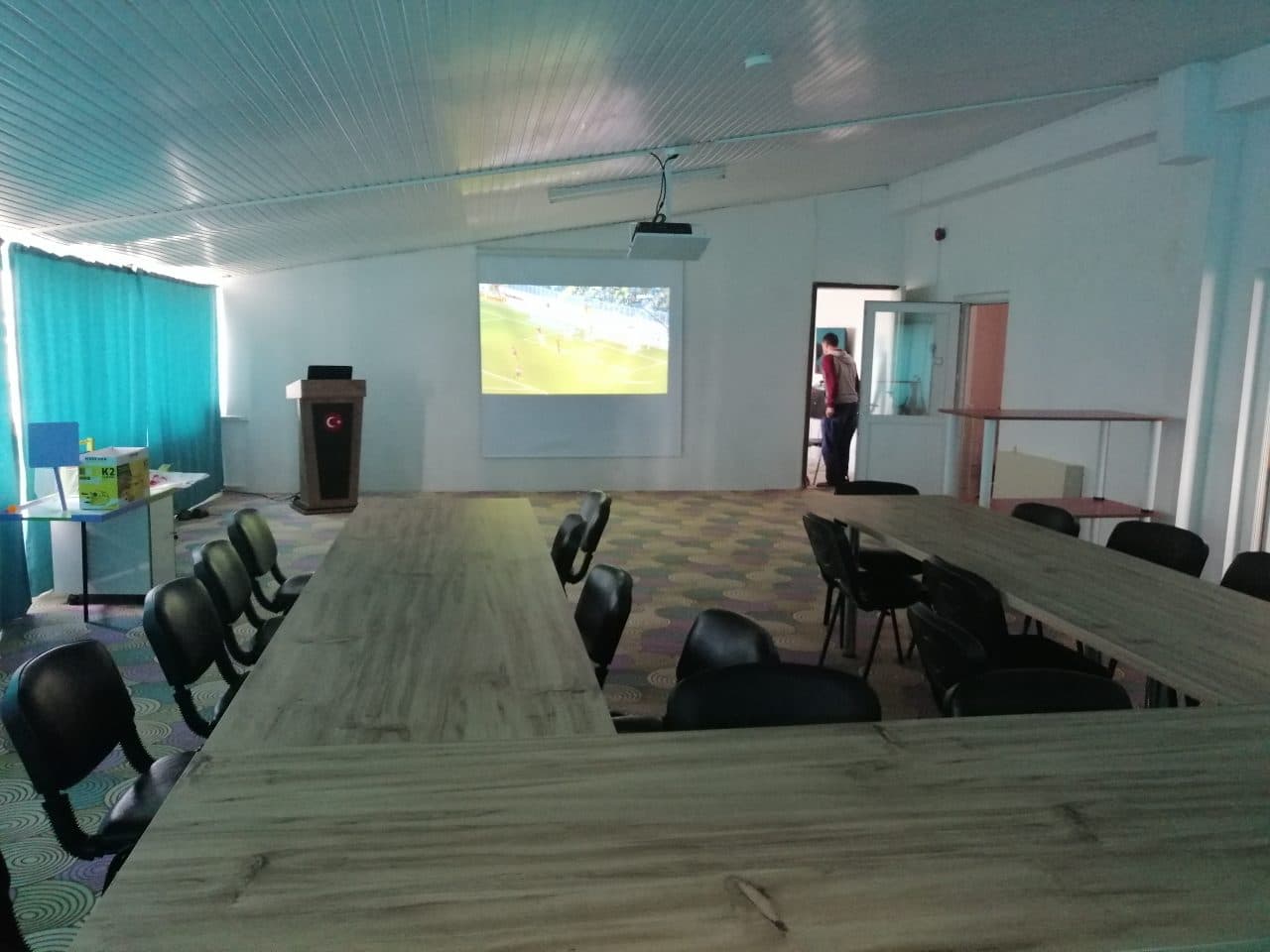 Aile ve eğitim seminerleri için masaların dizildiği salon